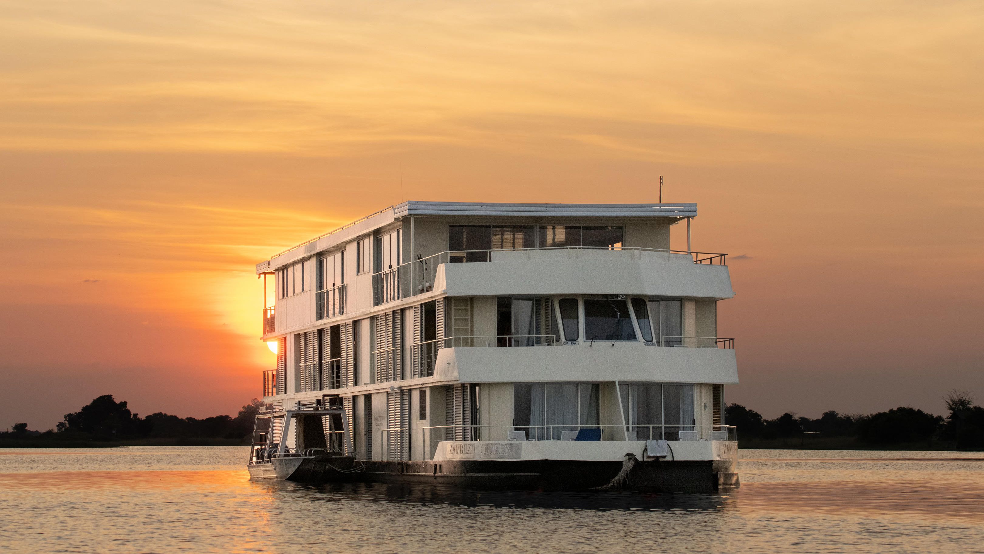 Zambezi Queen Exterior