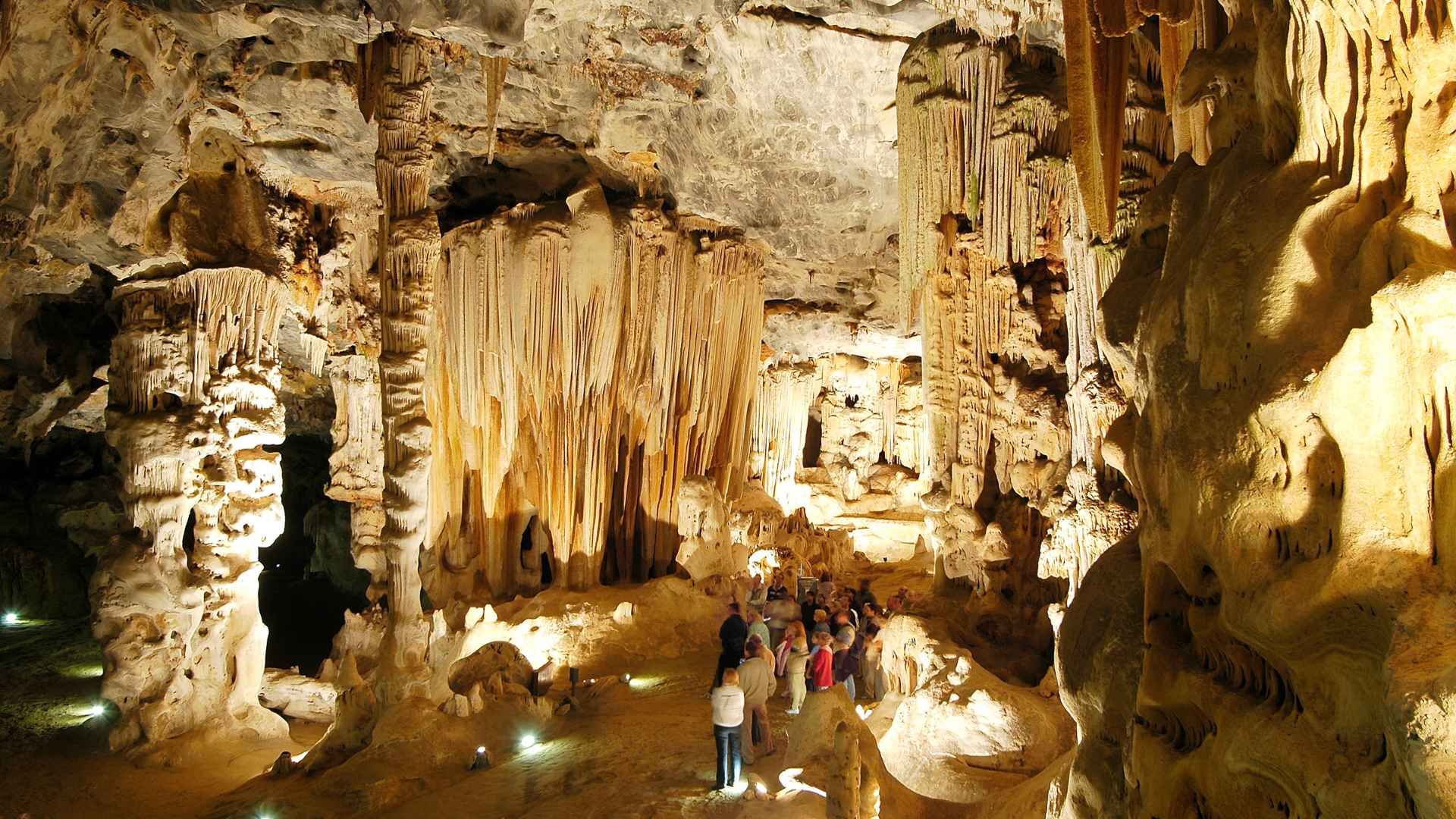 En grupp besökare i Cango Caves